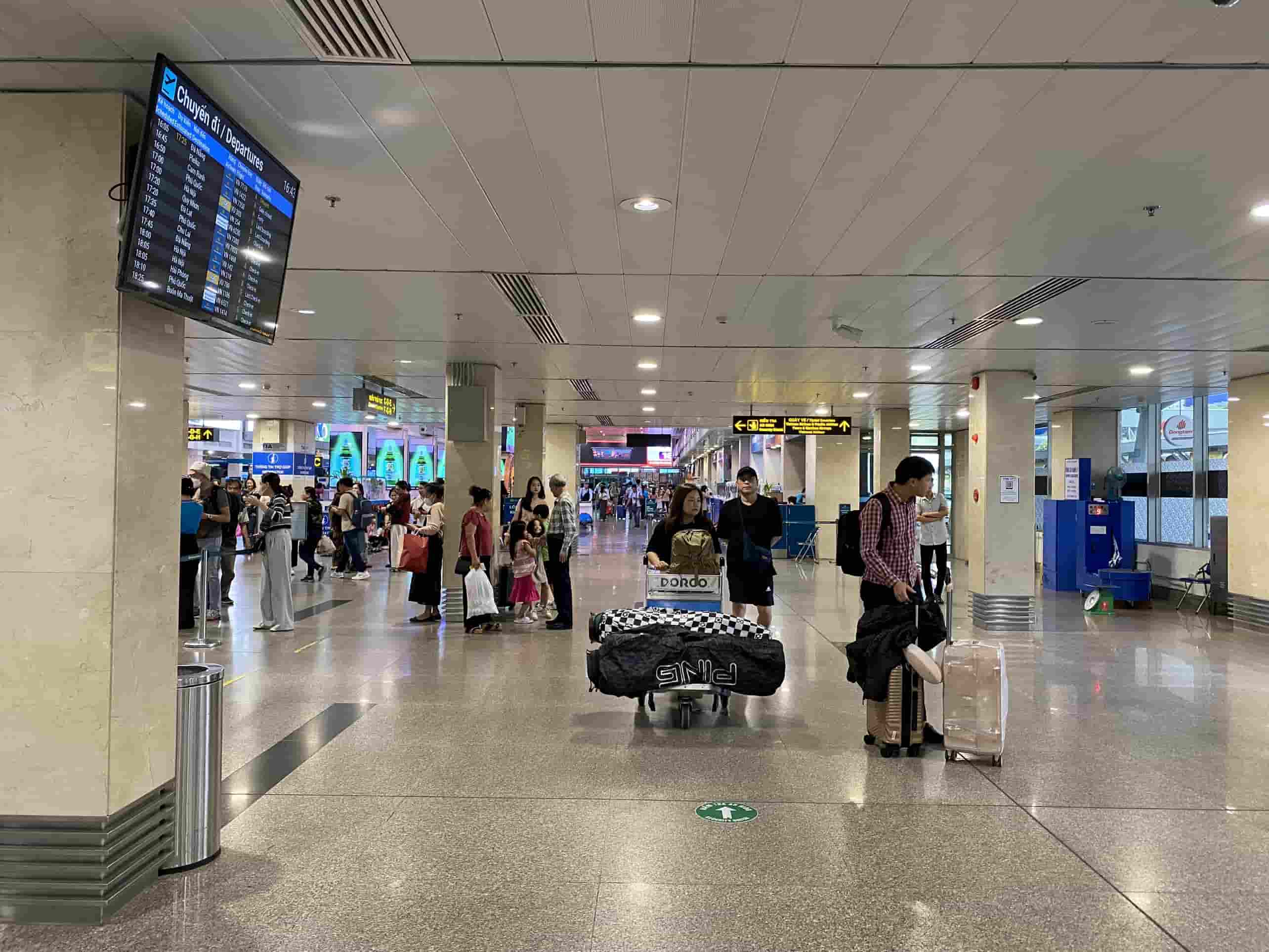 Ghi nhận tại ga quốc nội sân bay Tân Sơn Nhất cho thấy lượng khách đến sân bay vẫn chưa có dấu hiệu tăng mạnh như những dịp lễ trước đây. Khu vực sảnh của ga đi vẫn vô cùng thông thoáng.