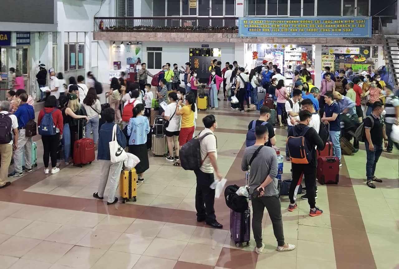 Theo ghi nhận của Lao Động vào chiều 29.12, ga Sài Gòn bắt đầu nhộn nhịp, đón lượng khách có nhu cầu di chuyển đi du lịch và về quê dịp Tết dương lịch 2024. 