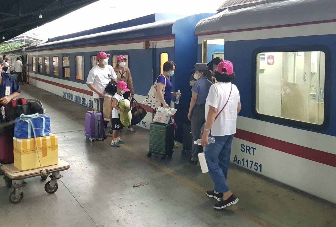 Có khoảng 1.800 hành khách sẽ lên tàu từ ga Sài Gòn trong hôm nay. Tính tổng khu vực ga Sài Gòn, Dĩ An (Bình Dương), Biên Hòa (Đồng Nai) thì có khoảng 2.100 khách. Người dân chủ yếu đi từ TPHCM đến Nha Trang (Khánh Hòa), Quy Nhơn (Bình Định) để du lịch.