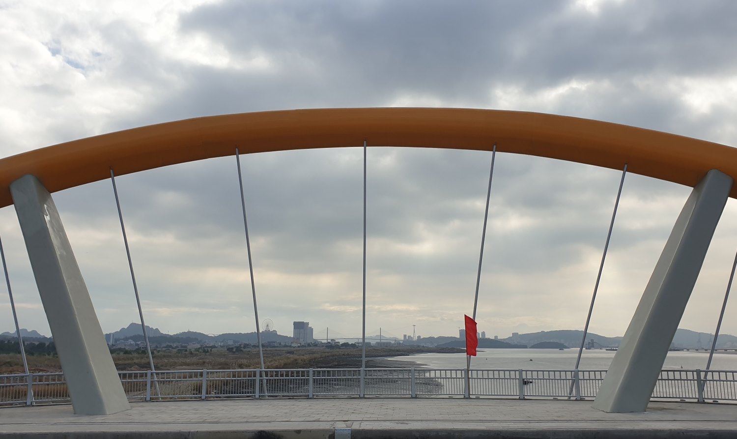 Cũng như cầu Cửa Lục 1 (cầu Tình Yêu), cầu Cửa Lục 3 không chỉ góp phần kết nối giao thông giữa đôi bờ vịnh Cửa Lục, mà còn là công trình kiến trúc đẹp, lại nằm giữa một không gian đầy sức quyến rũ. Ảnh: Nguyễn Hùng