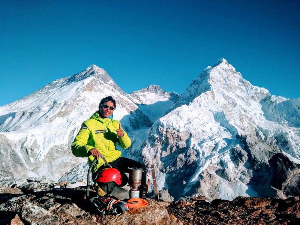 Những đỉnh núi huyền thoại vùng Himalaya quá quen thuộc với Temba Bhote. Ảnh: Tiến Trần