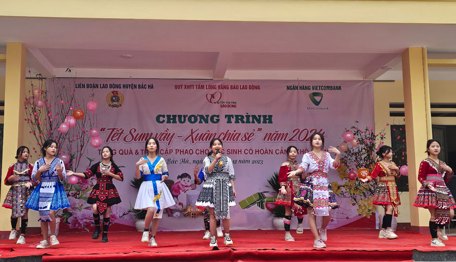 Các chương trình văn nghệ nhân dịp trao cặp phao cho học sinh khó khăn ở huyện Bắc Hà, tỉnh Lào Cai.