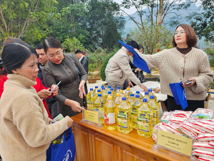 Nhân dịp này, LĐLĐ huyện Bắc Hà tổ chức các gian hàng 0 đồng cho công đoàn viên và cắt tóc miễn phí cho học sinh. Ảnh: Bảo Nguyên