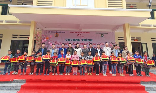 Quỹ Xã hội từ thiện Tấm lòng Vàng, Báo Lao Động đã phối với Ngân hàng Vietcombank hỗ trợ 500 chiếc cặp phao cho học sinh có hoàn cảnh khó khăn trên địa bàn huyện Bắc Hà, tỉnh Lào Cai. Ảnh: Bảo Nguyên