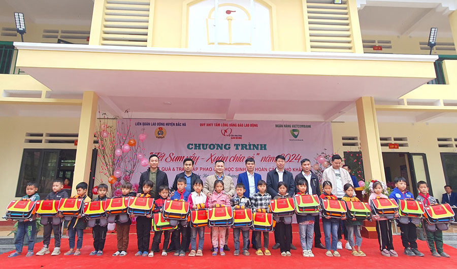 Thầy Nguyễn Tiến Tùng, Hiệu trưởng trường tiểu học bán trú Cốc Ly 1 gửi lời cảm ơn đến Báo Lao Động và nhà tài trợ đã quan tâm, hỗ trợ học sinh.