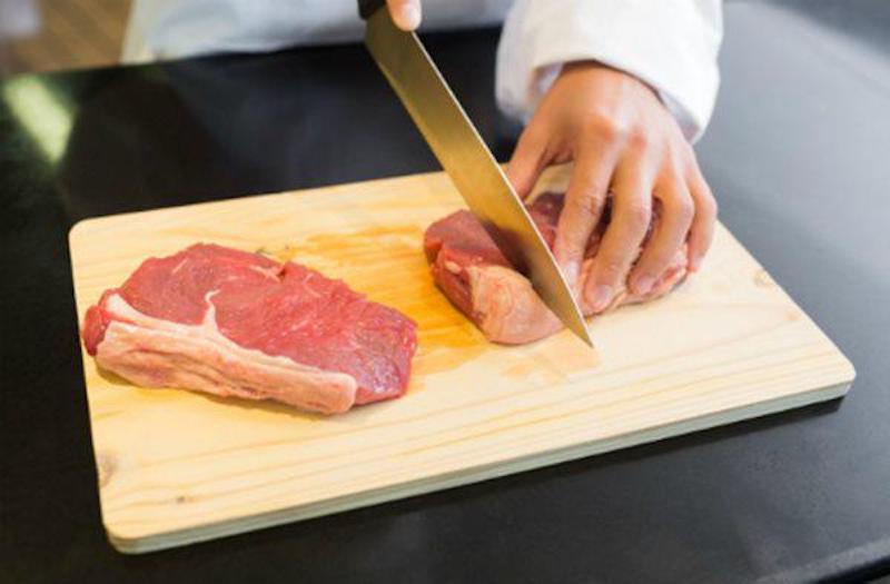 Thớt là vật dụng rất cần quan tâm vệ sinh kỹ. Ảnh: N.M