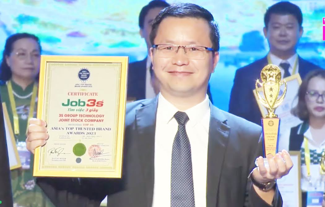 CEO Tony Vũ - Đại diện job3s.vn nhận giải thưởng TOP 10 thương hiệu uy tín hàng đầu châu Á 2023 danh giá. Ảnh: Job3s