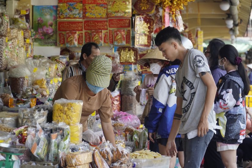 Không khí mua bán tại các chợ sỉ, chợ đầu mối nhộn nhịp. Ảnh: Ngọc Lê