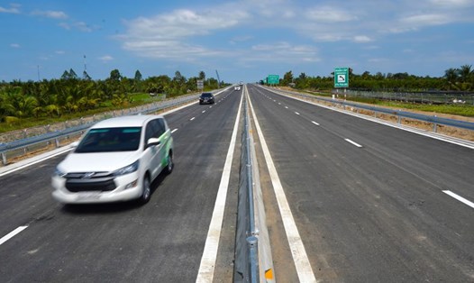 Cao tốc Mỹ Thuận - Cần Thơ thông xe giảm áp lực lớn cho Quốc lộ 1. Ảnh: Tạ Quang