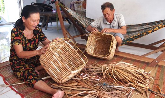 Hàng nghìn lao động ở nông thôn tỉnh Sóc Trăng có thu nhập ổn định từ nghề đan đát thủ công mỹ nghệ. 
Ảnh: Phương Anh