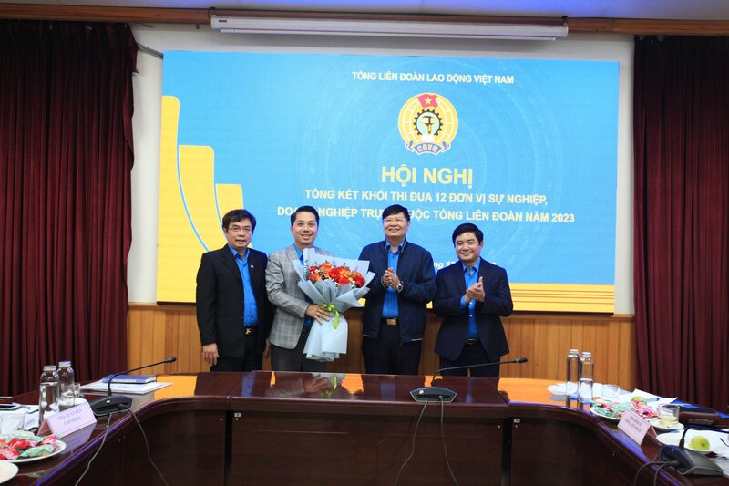 Hội nghị tiến hành bàn giao Khối trưởng cho Viện Công nhân và Công đoàn. Ảnh: Xuân Đài 