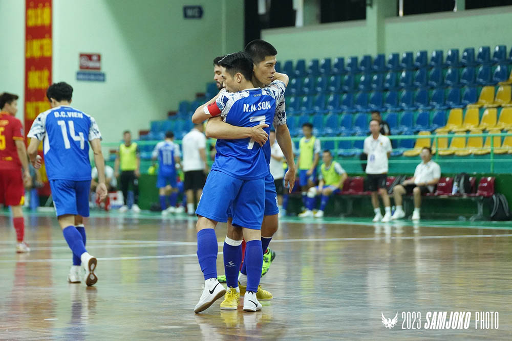Sahako (áo xanh) có thế trận tốt trước Thammasat Stallion. Ảnh: Sahako