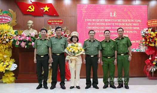 Nữ Thiếu tướng Bùi Tuyết Minh - nguyên Giám đốc Công an tỉnh nhận Huân chương Bảo vệ Tổ quốc hạng Nhất. Ảnh: Tiến Dũng