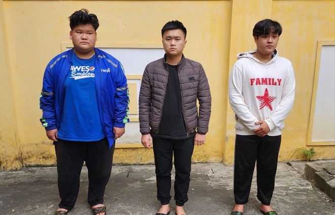 Nhóm đối tượng mua bán giấy khám sức khoẻ giả ở Hà Nội bị bắt giữ. Ảnh: CACC