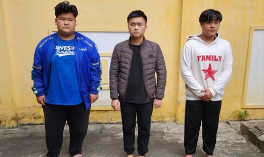 Nhóm đối tượng mua bán giấy khám sức khoẻ giả ở Hà Nội bị bắt giữ. Ảnh: CACC