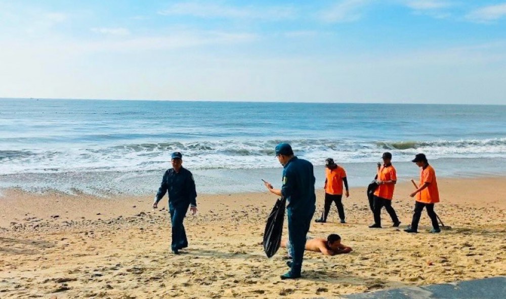 Các lực lượng thu gom rác ở bờ biển Đồi Dương. Ảnh: Phạm Duy