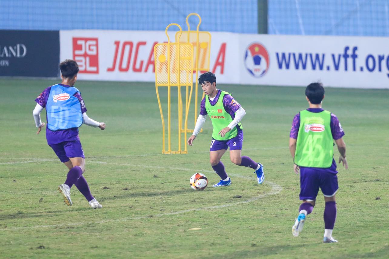 Chiều 29.12, đội tuyển U23 Việt Nam có buổi tập thứ 2 tại Trung tâm đào tạo bóng đá trẻ Việt Nam. Các cầu thủ đều đảm bảo thể lực và tinh thần hưng phấn khi thực hiện giáo án của ban huấn luyện. 