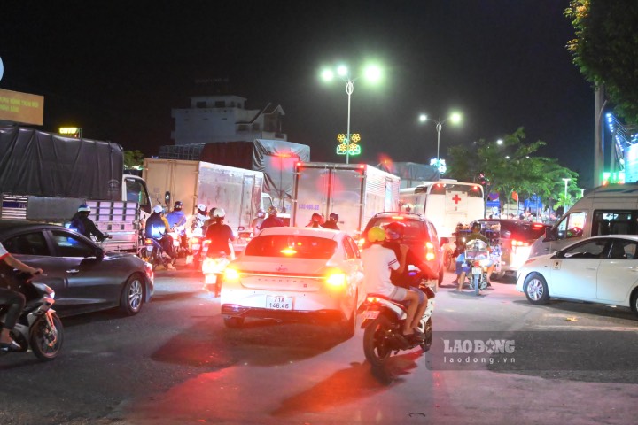 Từ trưa khoảng 13h đến chiều tối ngày 29.12, tại Quốc lộ 60 thuộc địa bàn huyện Châu Thành (tỉnh Bến Tre) đã xảy ra ùn ứ giao thông nghiêm trọng. 