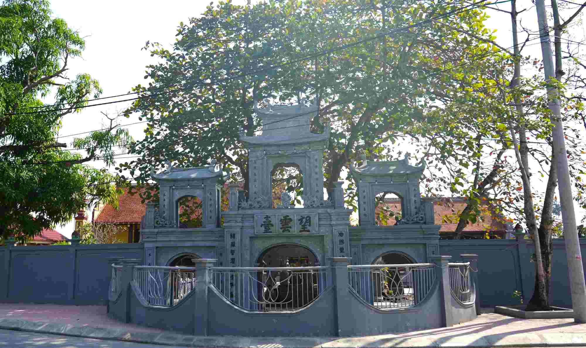 Đền Canh Sơn (đền Bì) nằm tại thôn Vân Đôi, xã Đoàn Lập (huyện Tiên Lãng, TP Hải Phòng), là một trong 5 ngôi đền nổi tiếng của huyện Tiên Lãng. 