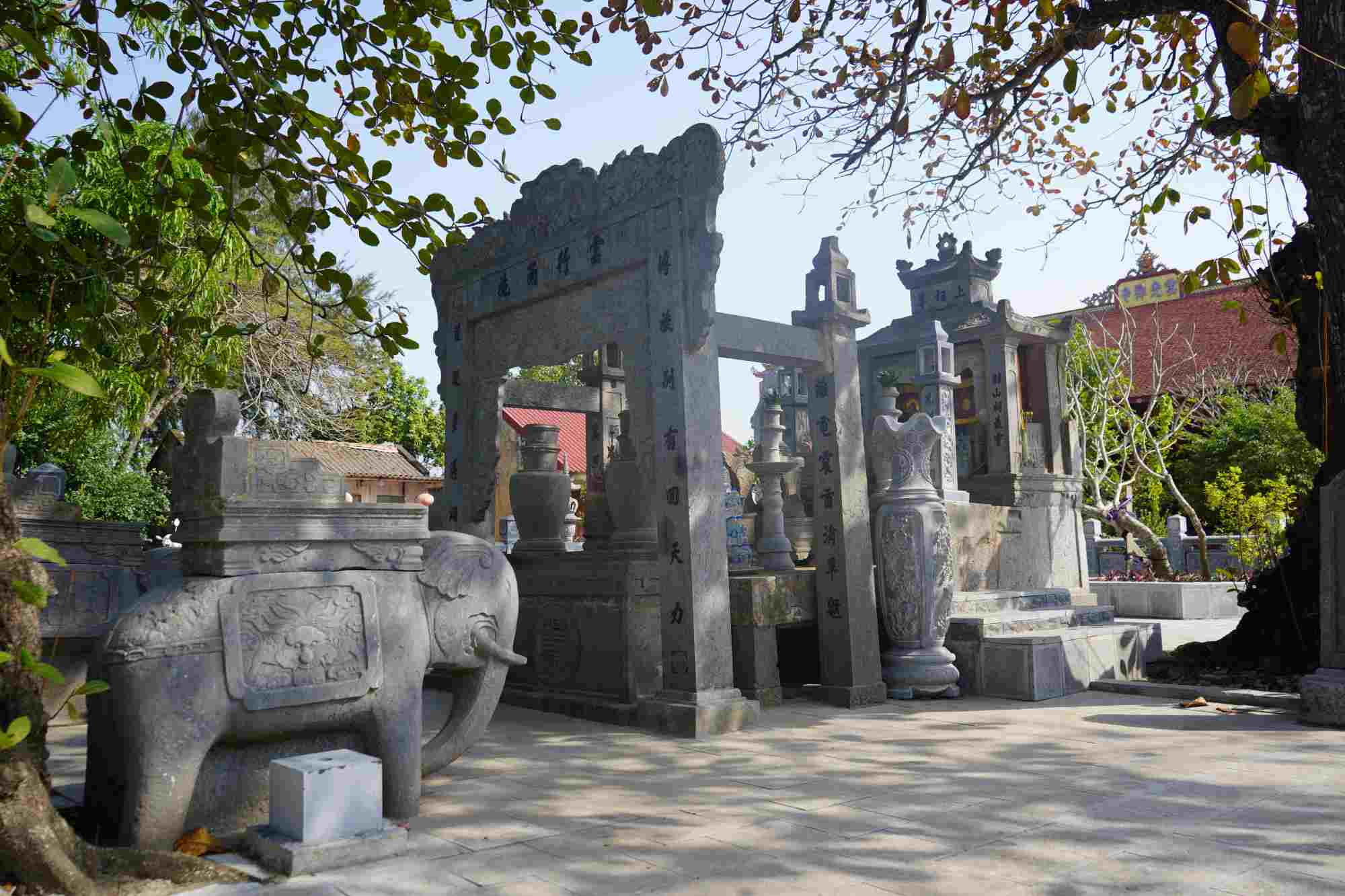Đền thờ hai vị thành hoàng Kinh Sơn và Trí Minh. Cả hai vị đều có công đánh giặc, mở mang làng xóm, được thờ bằng long ngai, bài vị.