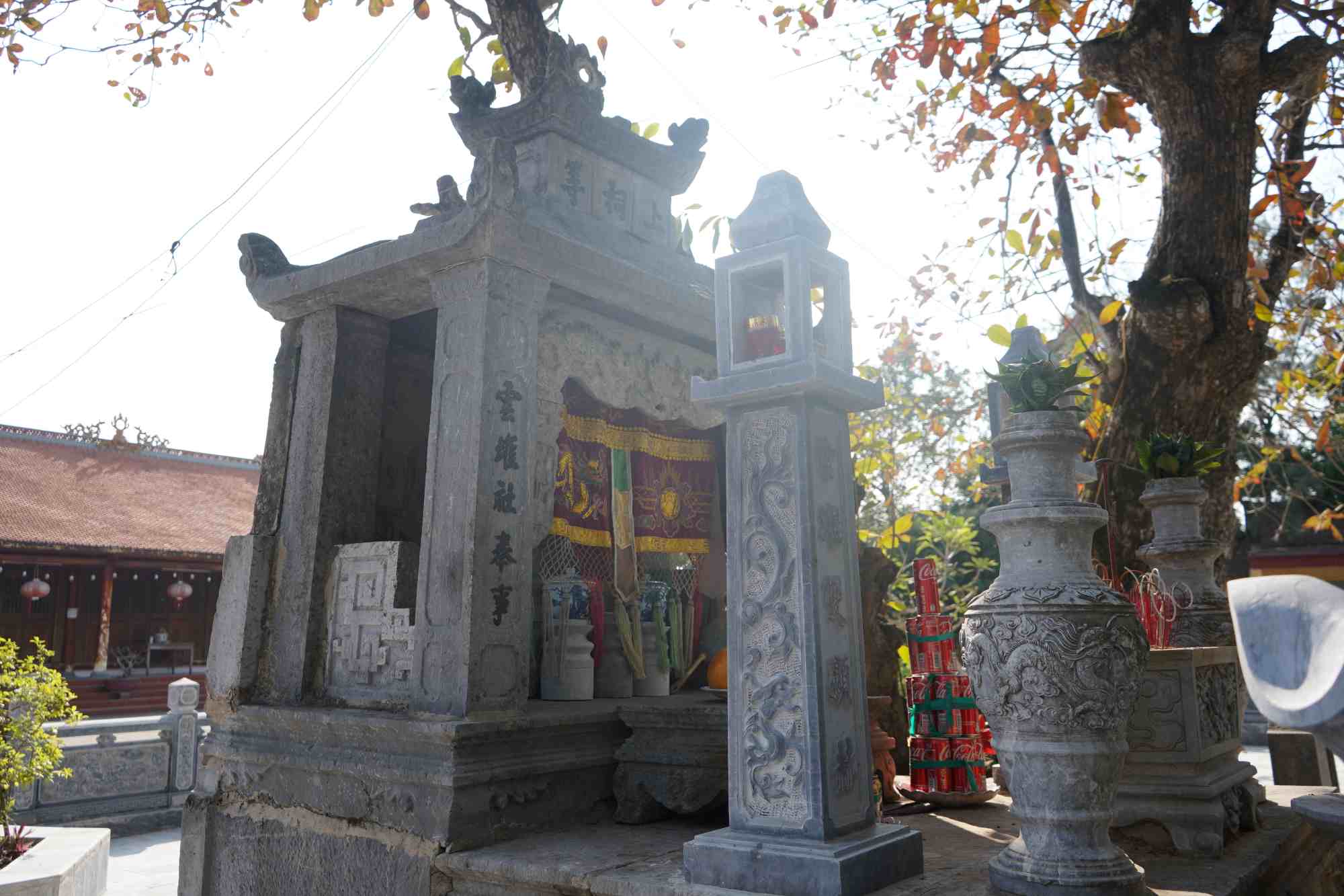 Rèm che tại khu thờ đền Canh Sơn chỉ được kéo ra vào mỗi dịp lễ để người dân, du khách tới tham quan, dâng hương.