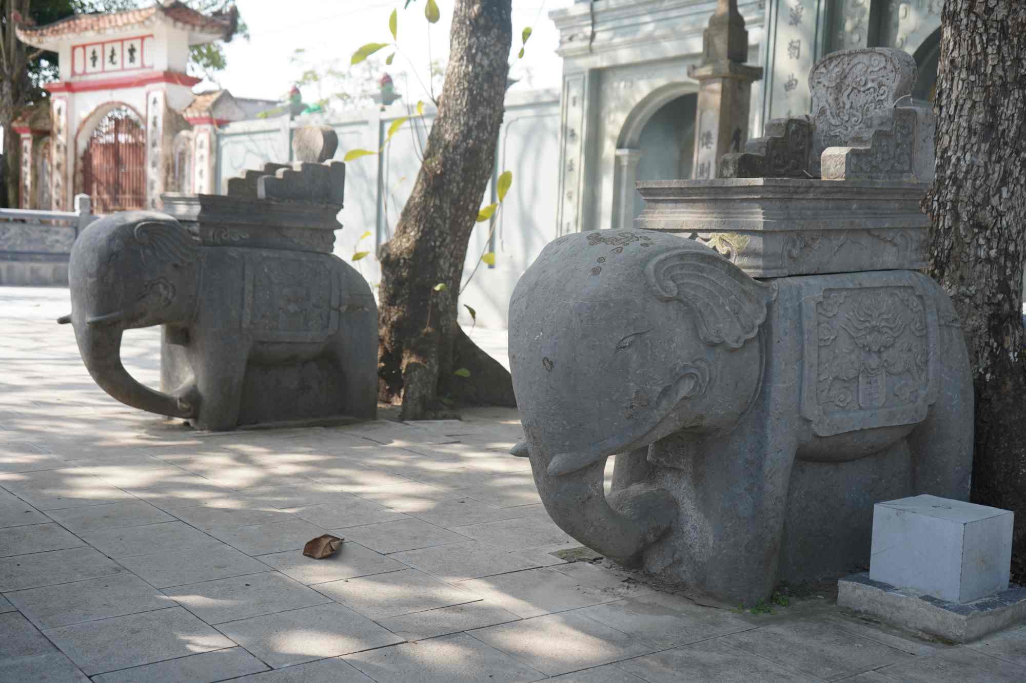 Bước vào sân đền, ở vị trí đăng đối qua trục thần đạo là hai tượng voi bằng đá đang đứng chầu vào đền.