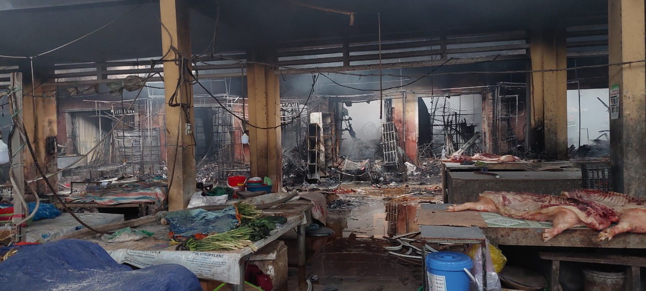 Thông tin ban đầu cho thấy, hầu như các quầy hàng trong chợ đều thiệt hại do cháy. Một số tiểu thương buôn bán hàng thịt đến sớm đã phát hiện ra vụ cháy.