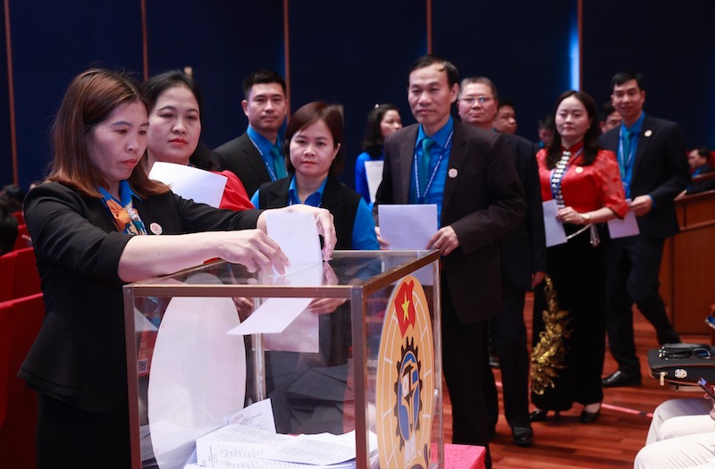 Các đại biểu bỏ phiếu bầu Ban Chấp hành Tổng Liên đoàn Lao động Việt Nam khóa XIII. Ảnh: Hải Nguyễn