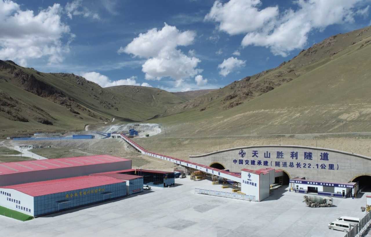 Trung Quốc đang xây hầm cao tốc Tianshan Shengli dài 22 km. Ảnh chụp màn hình