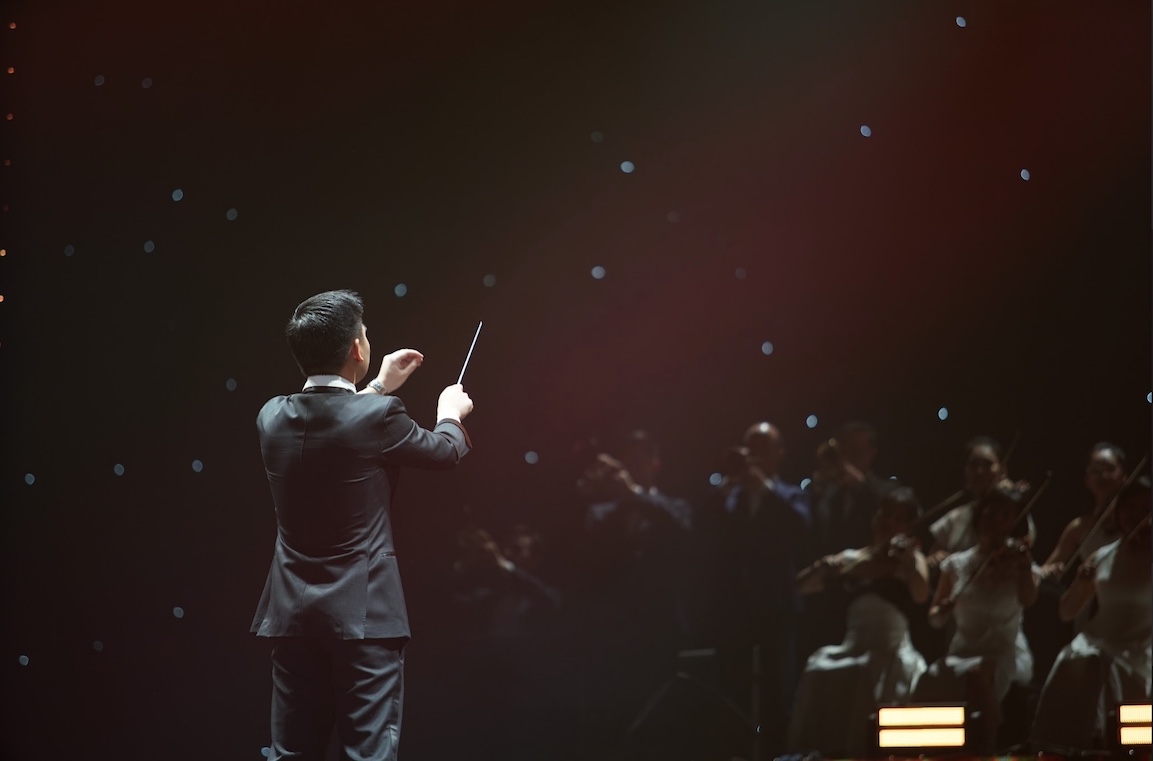 Phó Chủ tịch T&T Group Đỗ Vinh Quang vào vai nhạc trưởng trong tiết mục đặc biệt kỷ niệm 30 năm thành lập Tập đoàn. Ảnh: T&T Group
