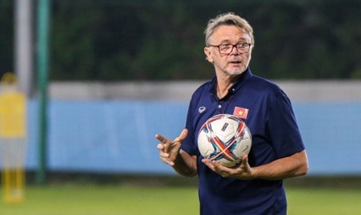 Tuyển Việt Nam trông cậy vào kinh nghiệm của huấn luyện viên Troussier ở Asian Cup 2023. Ảnh: VFF