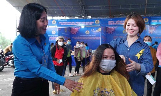 Người lao động được cắt tóc miễn phí tại Chợ Tết công đoàn tỉnh Sóc Trăng năm 2023. Ảnh: LĐLĐ tỉnh Sóc Trăng