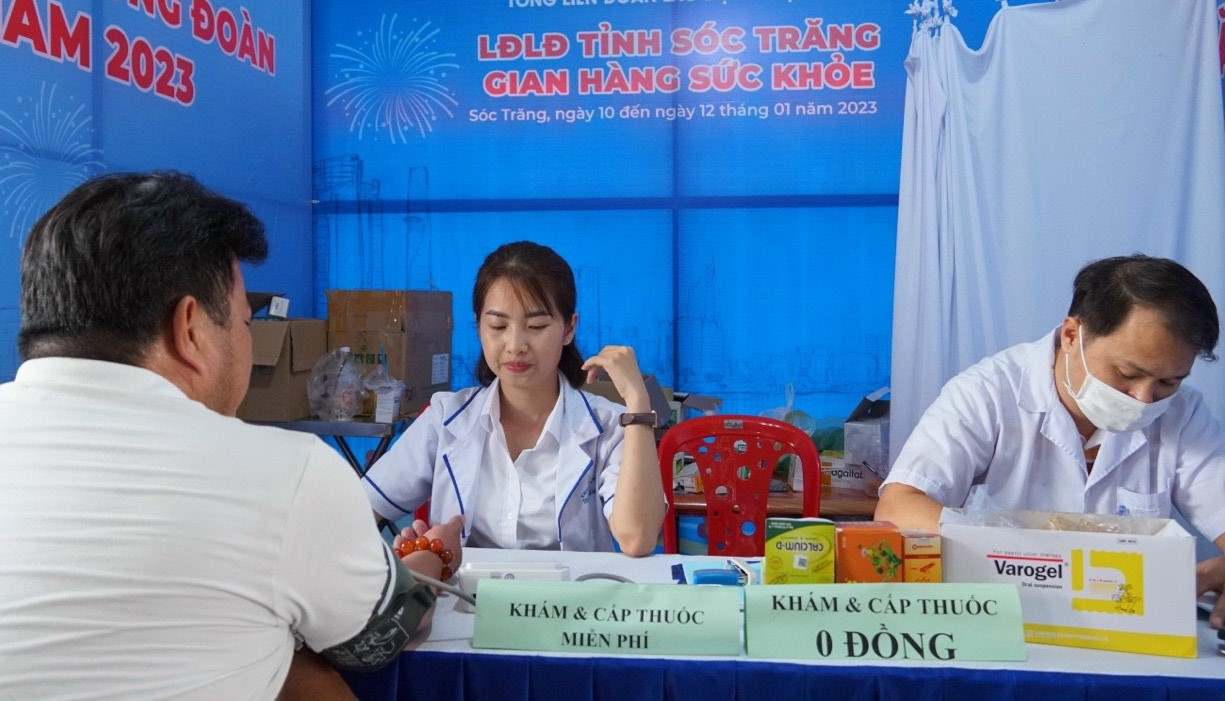 Đoàn viên, người lao động đươc tư vấn khám sức khỏe miễn phí tại Chợ Tết công đoàn. Ảnh: LĐLĐ tỉnh Sóc Trăng