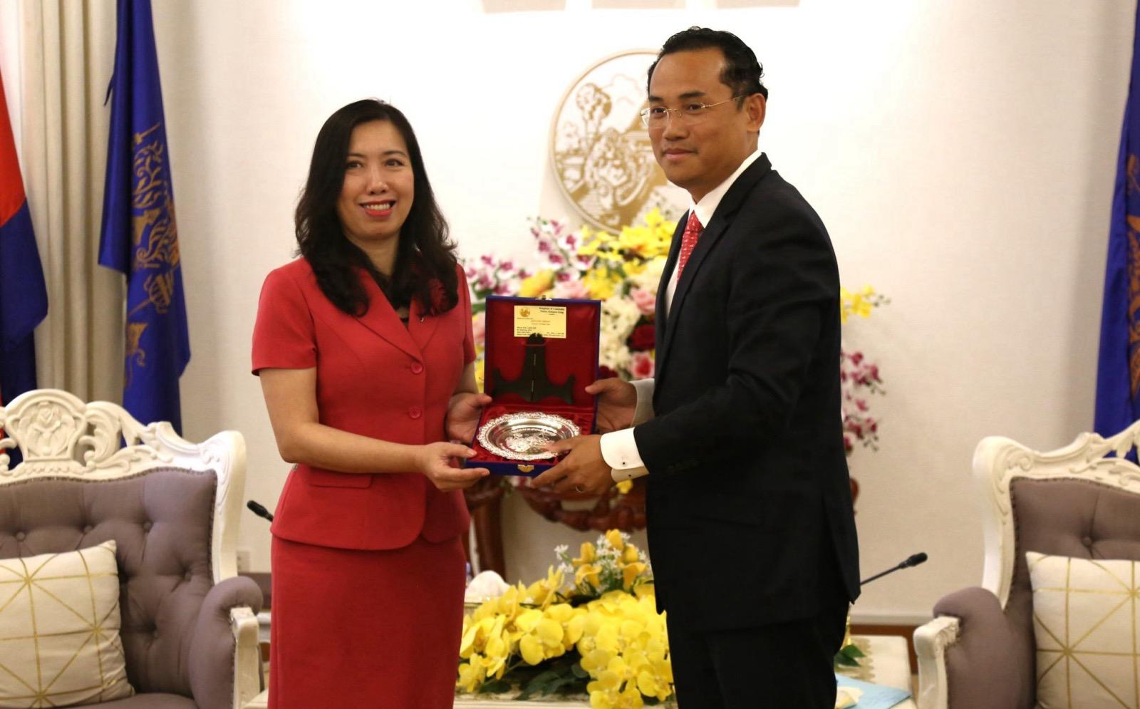 Ngài Nuon Pharat, Phó Đô trưởng Thủ đô Phnom Penh tặng quà lưu niệm cho Thứ trưởng Lê Thị Thu Hằng. Ảnh: BNG