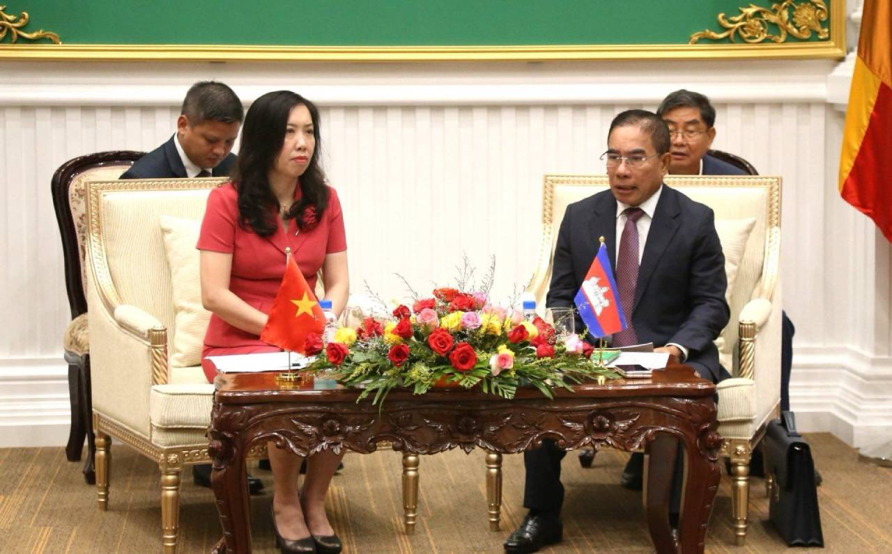 Thứ trưởng Lê Thị Thu Hằng làm việc với ngài Kiet Channarith, Quốc vụ khanh Bộ Nội vụ Campuchia. Ảnh: BNG