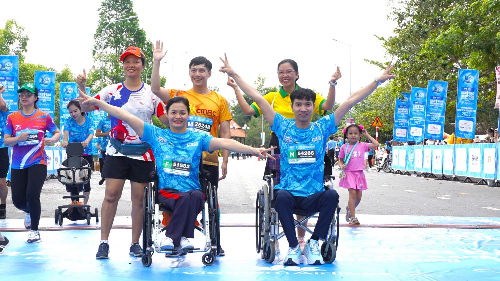 Nhiều VĐV khuyết tật cũng tham gia giải chạy.