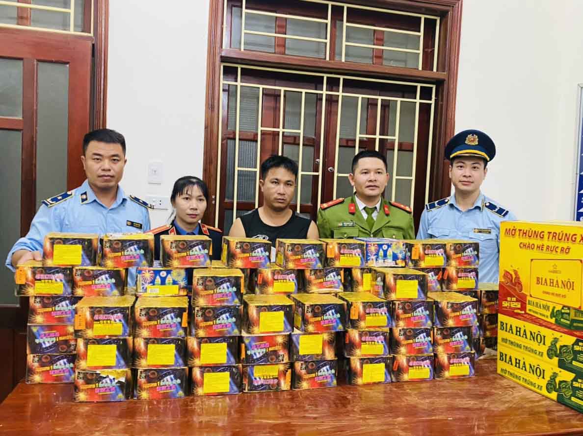 Lực lượng Quản lý thị trường Nghệ An thu giữ 180kg pháo lậu. Ảnh: Hải Đăng