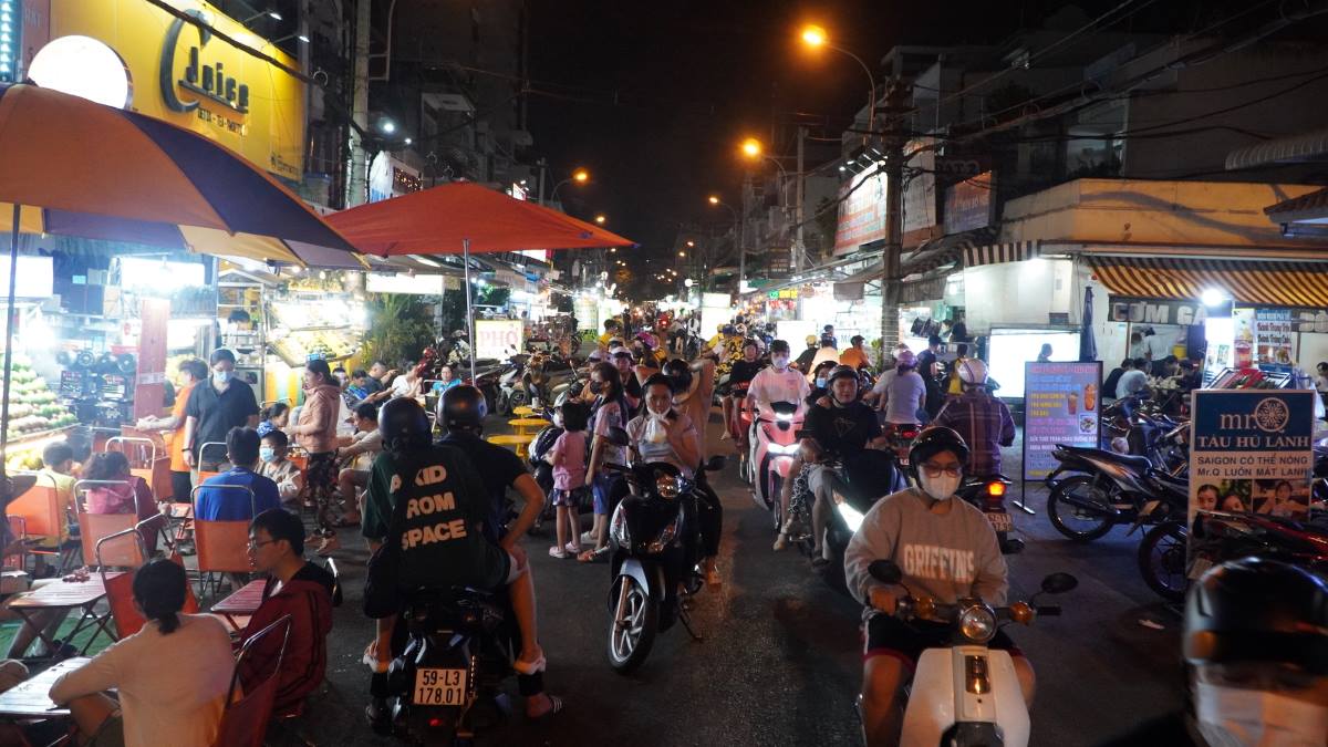 Ghi nhận của Lao Động trong tối 2.12, tại phố ẩm thực này đang có đông đảo người dân đến để ăn uống, vui chơi.