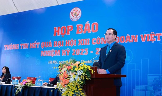 Chủ tịch Tổng LĐLĐ Việt Nam Nguyễn Đình Khang phát biểu tại họp báo. Ảnh: Hải Nguyễn