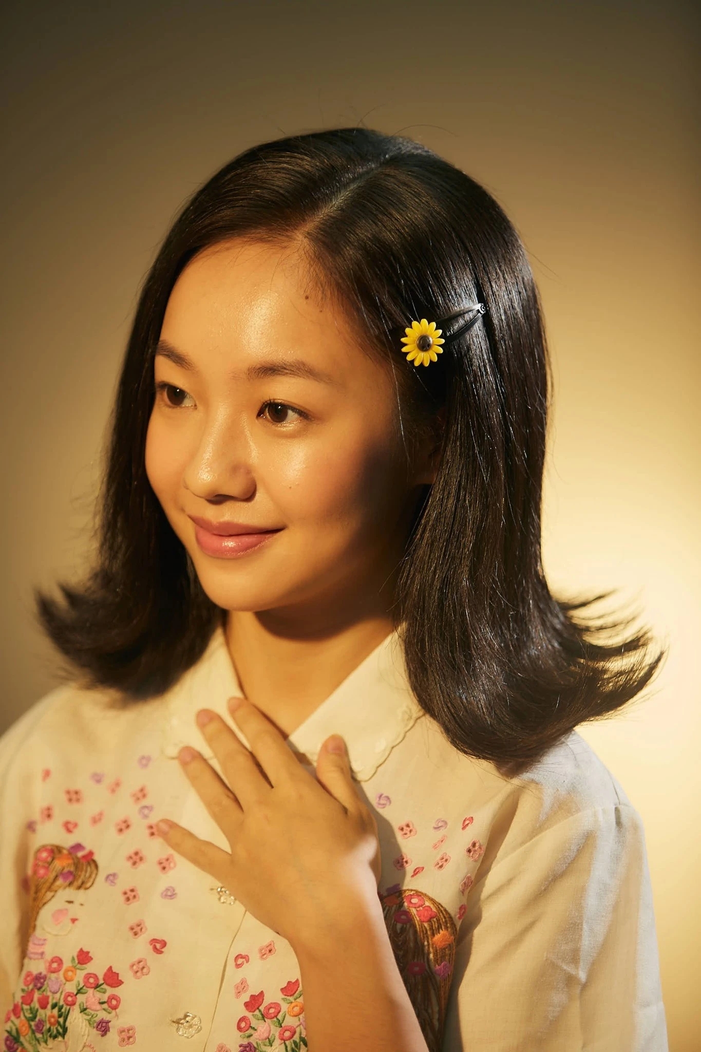 Hoàng Hà sinh năm 1996 tại Hà Nội, cô nàng theo đuổi sự nghiệp diễn xuất từ năm 2015. Cô nàng được thử sức qua các MV ca nhạc, phim ngắn và gần đây nhất năm 2022 là thành công của Dao Ánh - nhân vật Hoàng Hà thủ vai trong bộ phim “Em và Trịnh“.  