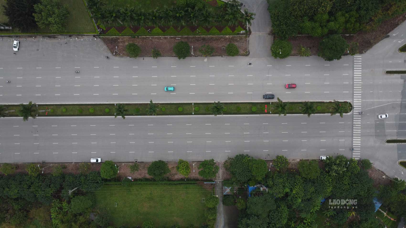 Tuyến đường dành cho xe đạp khoảng 5,7 km, trong đó khu vực đi trên hè quanh công viên Hòa Bình 1,8 km, đi trên đường Hoàng Minh Thảo gần 4 km.
