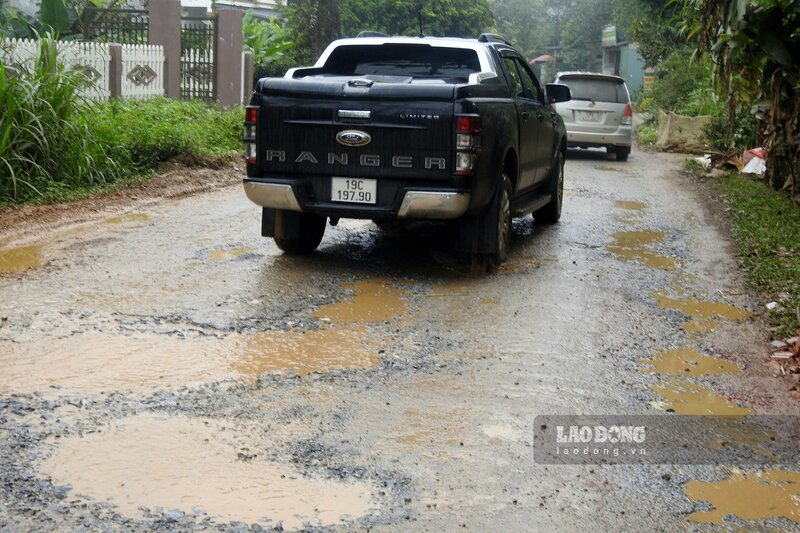 Người dân tại xã Phượng Vĩ và xã Lương Sơn đều có chung một chia sẻ là tuyến đường thường xuyên xảy ra tình trạng nắng thì bụi, mưa thì lầy lội. Ảnh: Tô Công.