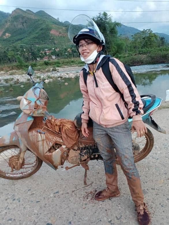  Cô giáo Nguyễn Thị Trang bên chiếc xe bị ngã dính đầy bùn đất trên đường gieo chữ ở Làng Tốt, xã Ba Lế, huyện Ba Tơ, tỉnh Quảng Ngãi. Ảnh: Nhân vật cung cấp.