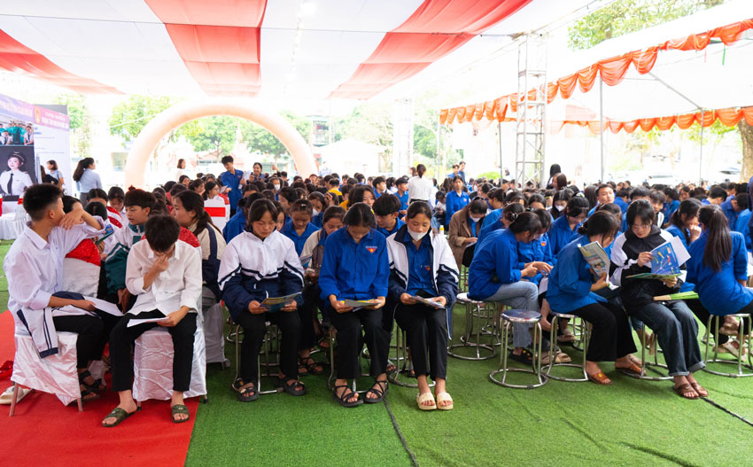 Hơn 500 học sinh, người lao động ở Mường Khương được tư vấn, giới thiệu việc làm. Ảnh: LĐLĐ Lào Cai
