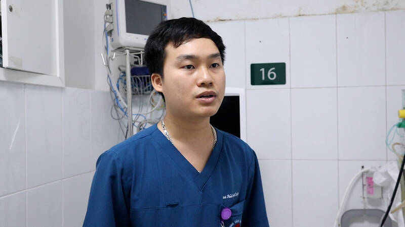Hình ảnh: Bác sĩ Bùi Quốc Việt, Trung tâm Đột Quỵ, bệnh viện Bạch Mai. Ảnh: Nhóm PV