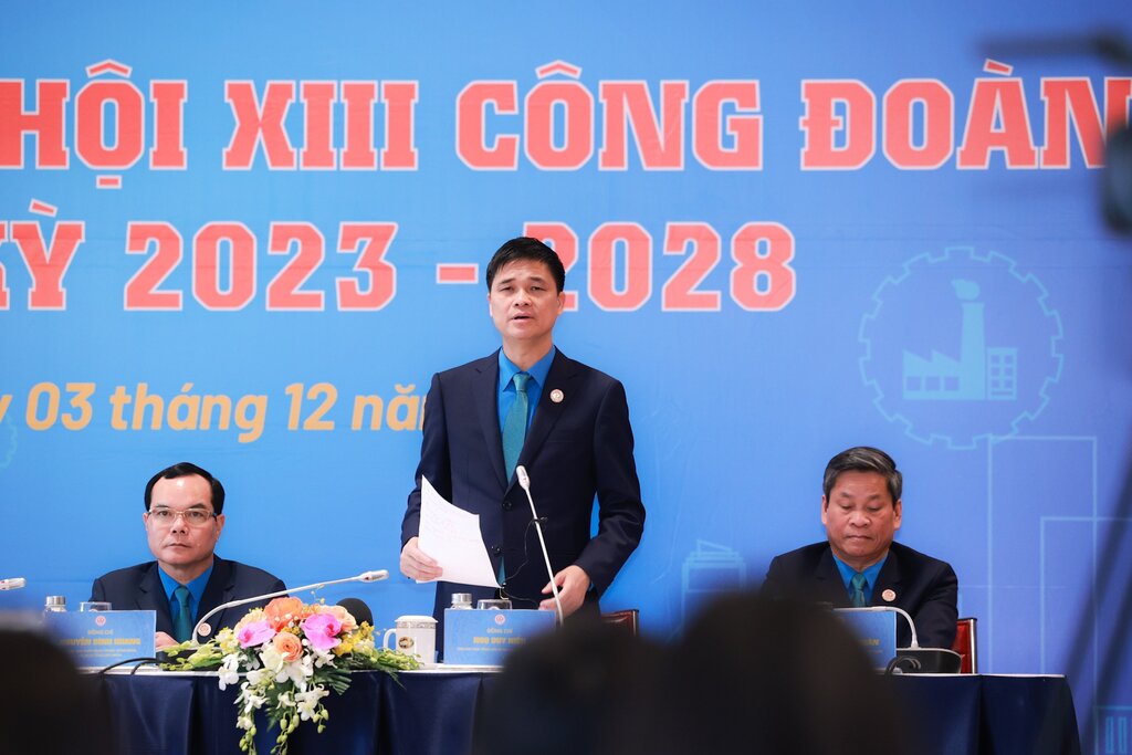 Ông Ngọ Duy Hiểu trả lời tại buổi họp báo thông tin kết quả Đại hội XIII Công đoàn Việt Nam. Ảnh: Hải Nguyễn.