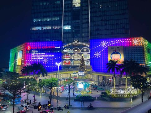 Đầu tháng 12, các trung tâm thương mại tại Hà Nội đồng loạt thay áo mới để chào đón dịp lễ Giáng sinh, đặc biệt ở khu vực mặt tiền của toà nhà được trang trí lộng lẫy để thu hút người dân tới vui chơi, chụp ảnh.