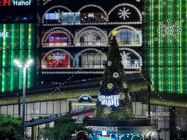 Năm nay, Lotte mall Liễu Giai được trang trí khác hẳn với mọi năm, nổi bật với cây thông khổng lồ cao khoảng 10m ngay trước sảnh toà nhà làm sáng rực cả một góc phố.