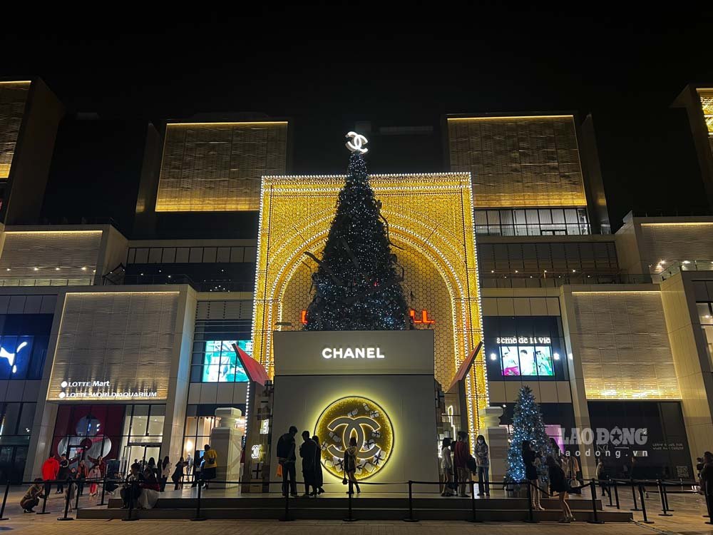 Tại Lotte mall Tây Hồ, nơi được trang trí Giáng sinh từ rất sớm, nay cũng đã được hoàn thiện về ánh sáng và các hạng mục trang trí khác.