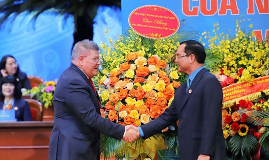 Tổng Thư ký Liên hiệp Công đoàn thế giới Pambis Kyritsis (trái) và Chủ tịch Tổng LĐLĐVN Nguyễn Đình Khang. Ảnh: Tô Thế